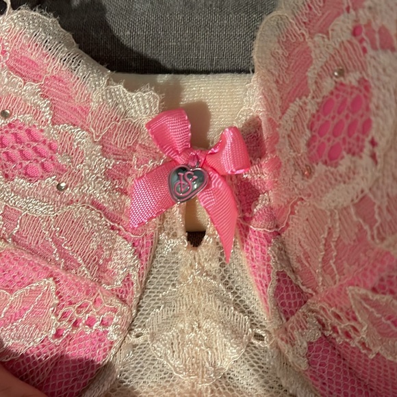 Victoria’s Secret 32DDD lace and crystals underwire bra. Body by Victoria - Picture 2 of 5